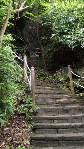 Climb up to the cave - Ha Long Bay