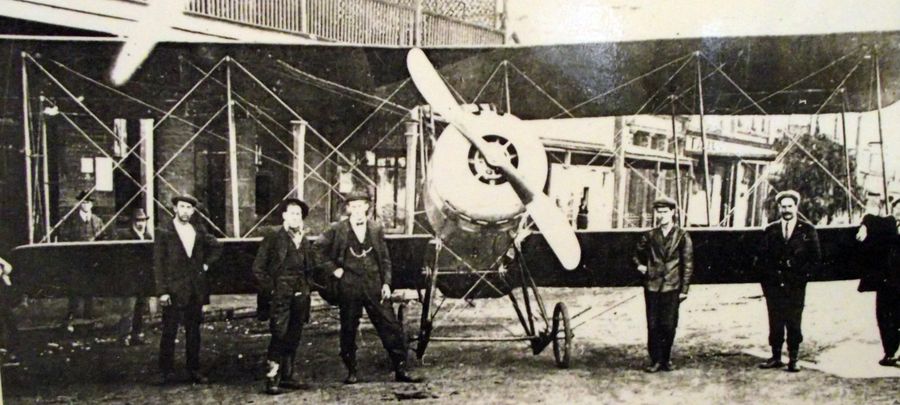 Biplane built in Coolgardie