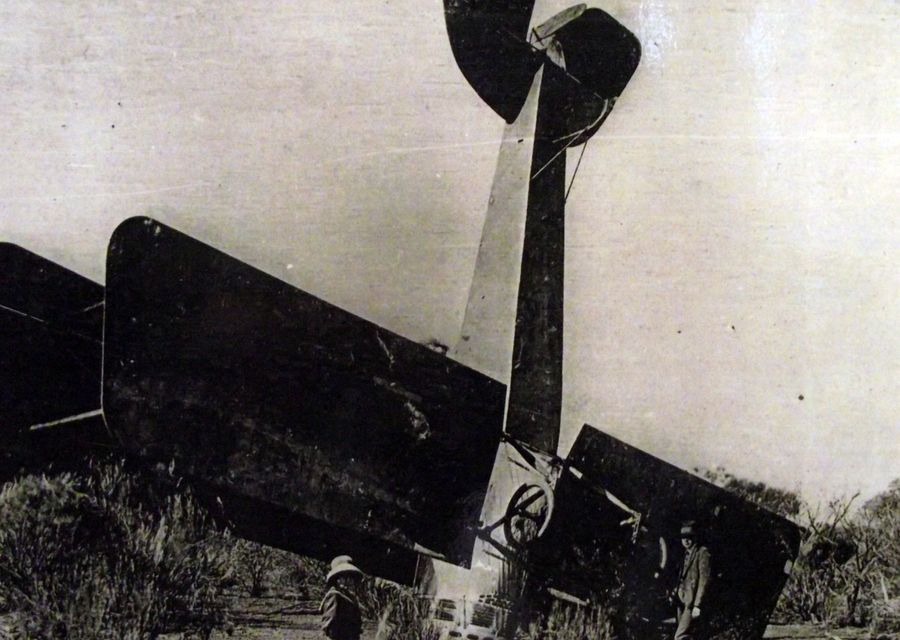 Biplane built in Coolgardie